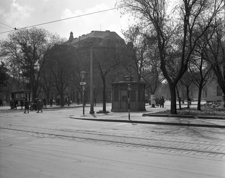 Dugonics tér, jobbra a Tisza Lajos (Lenin) körút és a Petőfi Sándor sugárút elágazása.