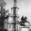 Lehel vezér tér, Huszárszobor (Pongrácz Szigfrid, 1926.), mögötte a Nagyboldogasszony templom, melynek tornyán az 1956-os sérüléseket állítják helyre.