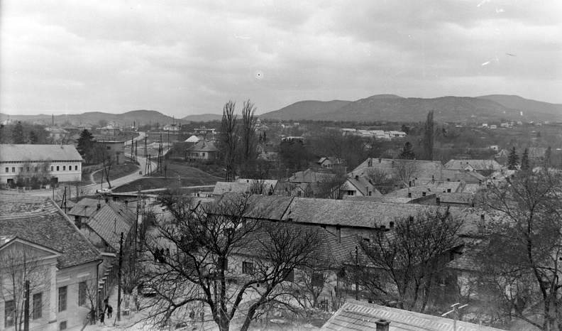 kilátás a Kő-hegy felé. Bal oldalon a Bajcsy Zsilinszky utcai általános iskola, középen fenn az új művésztelep.