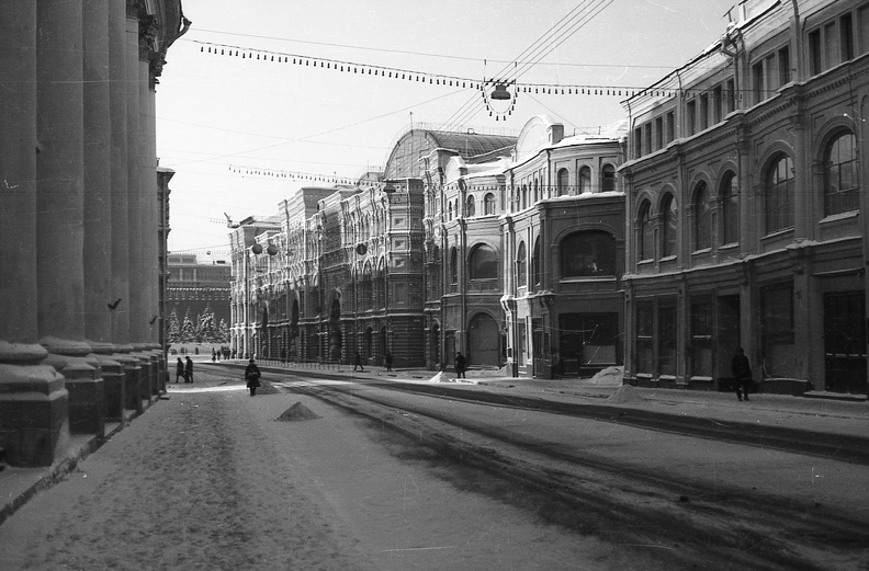 Iljinka utca, háttérben a Vörös tér és a Kreml, az utca végén jobbra a GUM áruház.