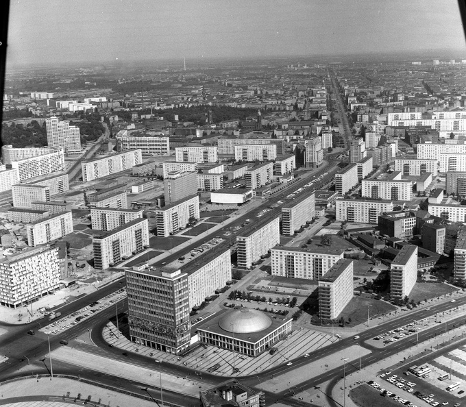 Kelet-Berlin, kilátás a TV toronyból, balra a Karl Marx Allee, jobbra az Alexanderstrasse.