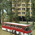 az Ikarus 250 típusú autóbusz prototípusa a Hotel Hungária előtt. Balról a második Finta László, a busz formatervezője.