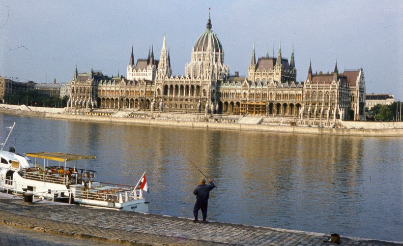 Parlament a Batthyány tér felől nézve.