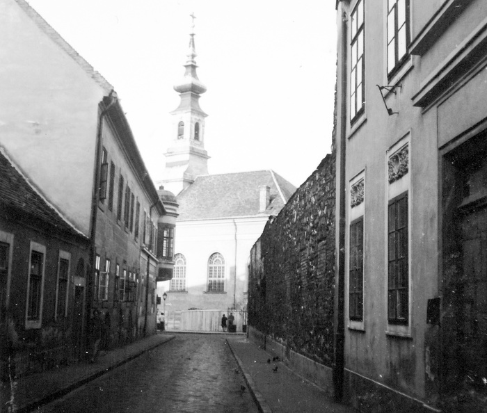 Kard utca az Országház utca felől, háttérben a Bécsi kapu téri evangélikus templom.