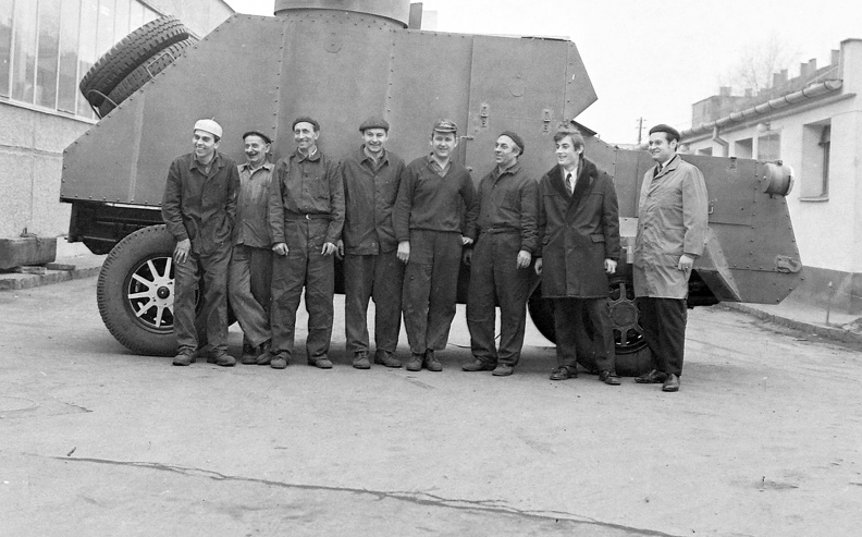 Lenin páncélautójának mása. A kép jobb szélén Haris Ottó és Haris Lajos mérnök-tervezők, a Csepel Autógyár részéről ők irányították a kivitelezést.
