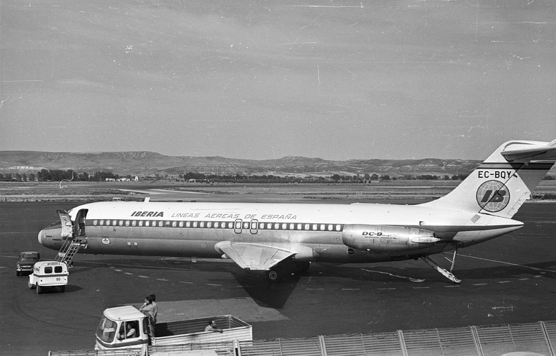 repülőtér, az Iberia spanyol légitársaság DC-9-es utasszállító repülőgépe.