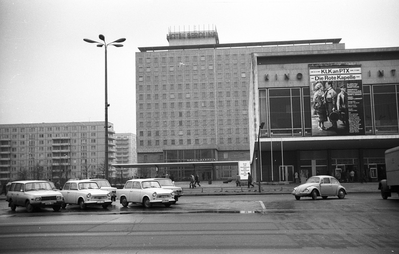 Karl Marx Allee, szemben a Kino International és a Hotel Berolina.