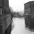 Kelet-Berlin, balra a Pergamon múzeum.Az Eiserne Brücke és az Am Kupfergraben a múzeumhoz vezető hídról nézve.