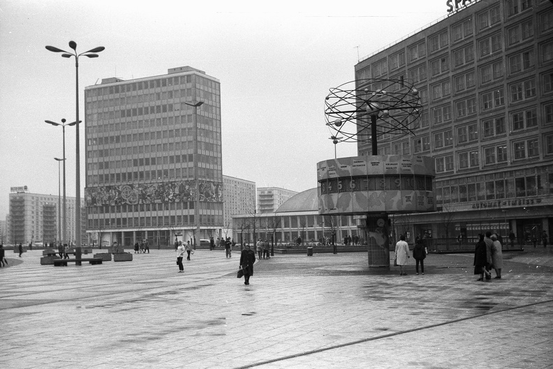 Kelet-Berlin, Alexanderplatz, előtérben a világóra, balra a Haus des Lehrers.