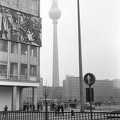 Kelet-Berlin, Alexanderplatz, balra a Haus des Lehrers, háttérben a TV torony.