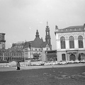 Neumarkt, a Drezdai Kastély (Residenzschloss) romjai, a Hofkirche tornya és a Johanneum (ma közlekedési múzeum).