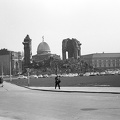 jobbra az Albertinum, balra a Johanneum, középen a rombadőlt Frauenkirche, mögötte a Képzőművészeti Főiskola kupolája