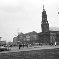 An der Mauer, szemben a Kreuzkirche, balra a távolban a Kulturpalast.