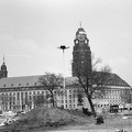 Georgplatz, a háttérben balra a Kreuzkirche, jobbra a Városháza tornya.