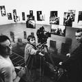 Schiffer Pál filmrendező és stábja Féner Tamás fotóművész 1972-es Műcsarnok-beli kiállításán forgat.