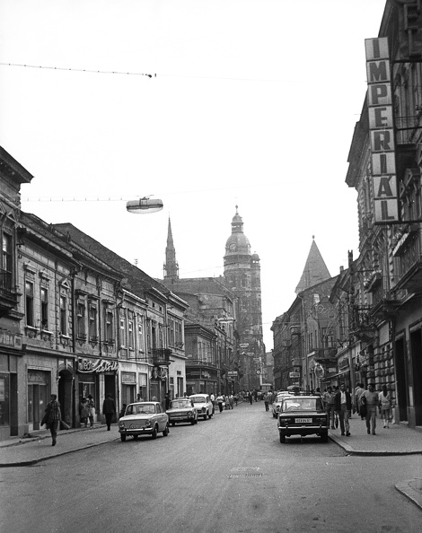 Malom utca (Mlynská ulica), szemben a Szent Erzsébet-főszékesegyház (Dóm) tornya.