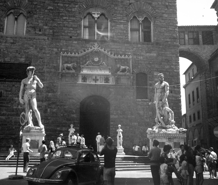 Piazza della Signoria, balra Michelangelo Dávid szobrának másolata a régi városháza, a Palazzo Vecchio bejáratánál.