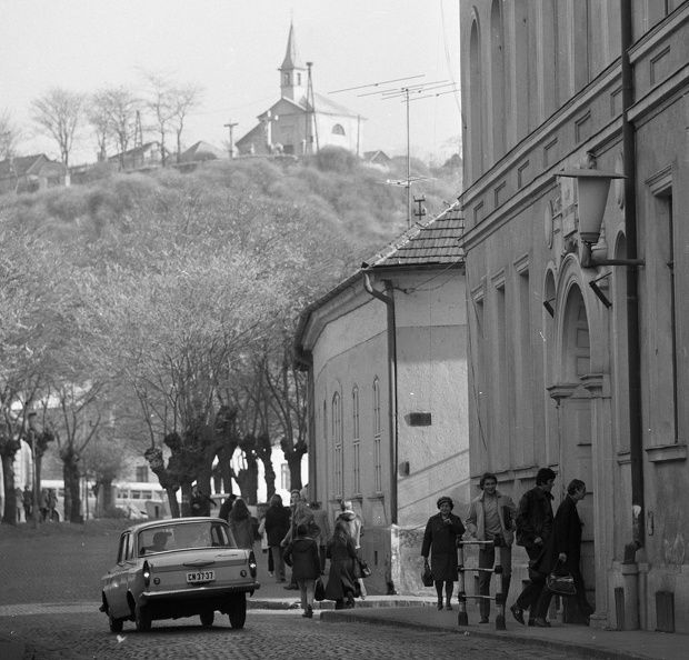 Pázmány Péter utca, jobbra a Berzeviczy Gergely Közgazdasági Szakközépiskola bejárata.