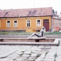 Gólya utcai park Női figura (Ülő nő, Napozó nő, alkotó: Záhorzik Nándor).