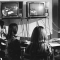 Pedagógiai Főiskola, televízió alkalmazása az óvónőképzésben. A diákok képernyőn figyelik a gyermekek tevékenységét.