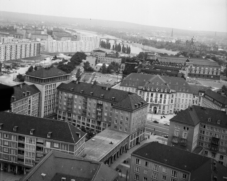 kilátás a Városháza tornyából az Albertbrücke felé.