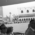 szemben a Szent Márk tér. Középen a gránitoszlopon Velence jelképe, a szárnyas oroszlán, jobbra Dózse-palota.