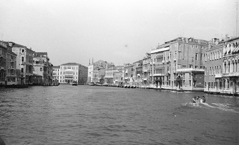 Canal Grande, a távolban középen a Palazzo Foscari.