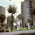(Leninváros) lakótelep toronyházai a Szentháromság temetőből nézve.