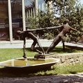 Görgey Artúr utca (Felszabadítók útja), Kiss Sándor "Vízmerítők" című szobra (1961), mögötte a Rónai Sándor művelődési központ.