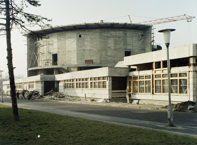 a "Pataky" Művelődési ház építése a Halom köz felől nézve.