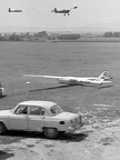 SZD-24 Foka vitorlázó repülőgép, a háttérben egy PZL-101 vontatógép repül.