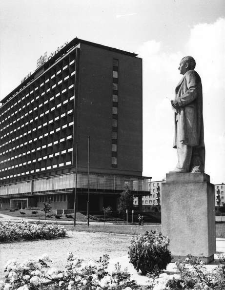 Náměstí Svobody a Lidická ulice felől nézve, jobbra Klement Gottwald szobra. Az épület ekkor a vasmű (Třinecké železárny) munkásszállója, ma Hotel Steel néven szálloda.