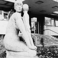Üllői út 78/b. SOTE (ma Semmelweis Egyetem) II. sz. Szülészeti és Nőgyógyászati Klinika. Anya gyermekével, Ligeti Erika szobra, 1975.