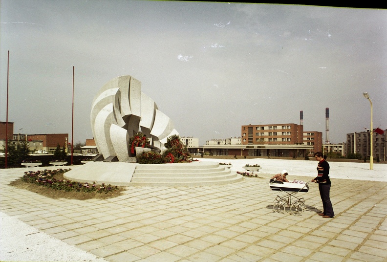 Szent István tér, Olajláng emlékmű (Rózsa Péter, 1975.).
