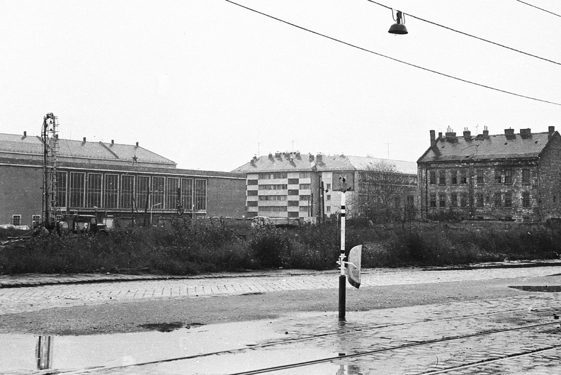 Pozsonyi út, villamosmegálló a Bessenyei utca környékén, háttérben a Kárpát utcai Pártgarázs.