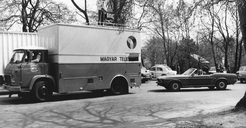 a Magyar Televízió történetében először közvetítő kocsira szerelt tévékamerával készítenek felvételt az Egymillió fontos hangjegy című műsor munkatársai.