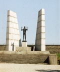 a csehszlovák áldozatok emlékműve az egykori koncentrációs tábor helyén.