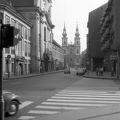 Fő utca a Csalogány utcai kereszteződéstől a Batthyány tér felé nézve, balra a Szent Ferenc Sebei templom, szemben a Szent Anna templom.