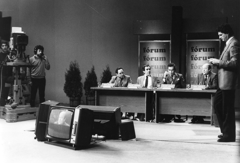 az MTV Fórum c. politikai műsora, jobbra a műsorvezető, Chrudinák Alajos, az asztalnál balról jobbra Réti Ervin, Heltai András, Hajdú János, Avar János újságírók.