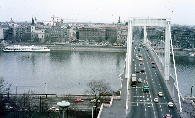 Erzsébet híd a Gellérthegyről nézve.