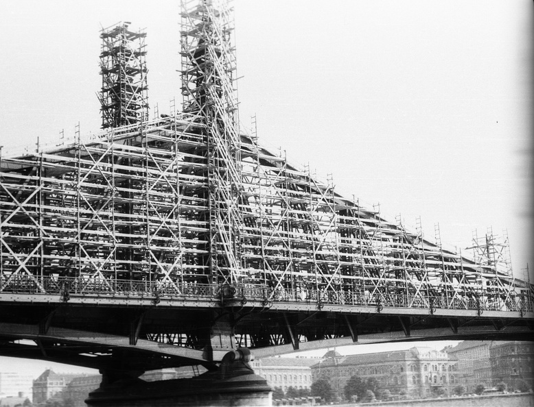 Szabadság híd, háttérben a Műegyetem épületei.