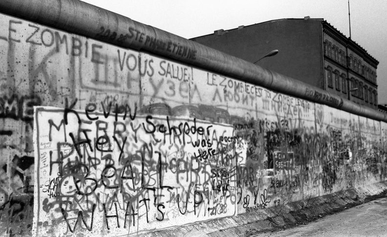 Zimmerstrasse, a Berlini Fal a nyugati oldalról.