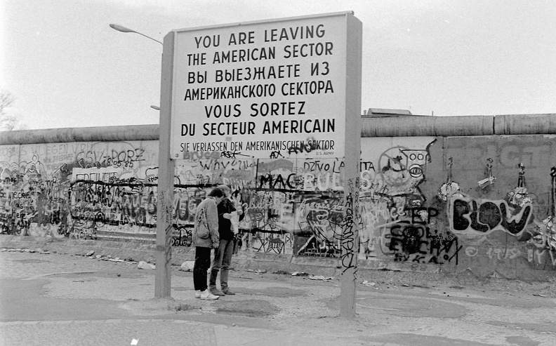 az amerikai szektor határa a Berlini Fal előtt a Postdamer Platznál.