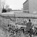 a Berlini Fal a nyugati oldal felől a Niederkirchnerstrasse és Stresemannstrasse sarkán.
