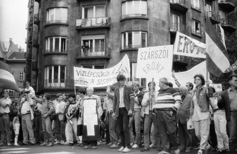 Bajcsy-Zsilinszky út a Bajcsy-Zsilinszky köz torkolatánál, tüntetés a Bős-nagymarosi Vízlépcsőrendszer felépítése ellen, 1988. szeptember 12-én.