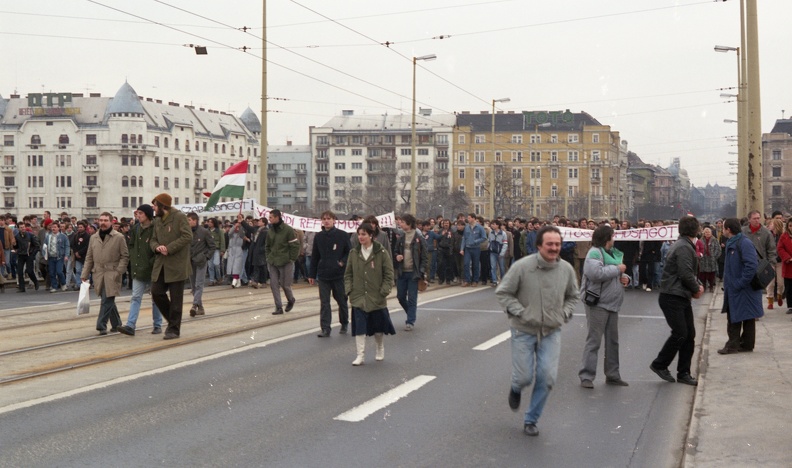 Margit híd, felvonulók március 15-én. Háttérben a Jászai Mari téri házak.