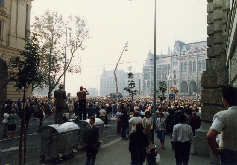 Alkotmány utca a Kossuth Lajos tér felé nézve 1989 október 23-án, a köztársaság kikiáltása idején.
