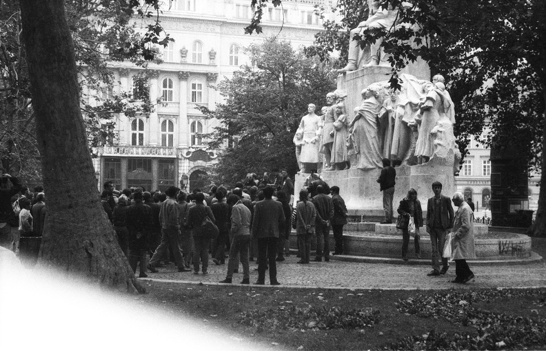 Vörösmarty tér a költő szobra előtt.