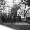Vörösmarty tér a költő szobra előtt.