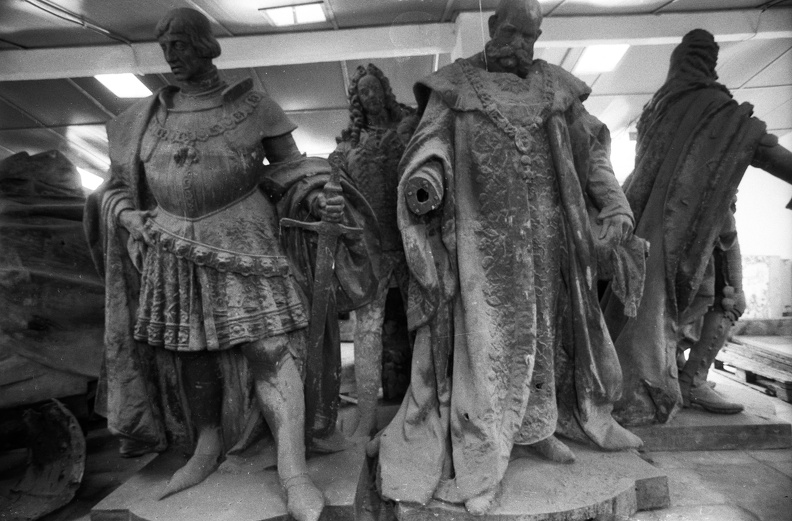 Budapest Galéria telepe. A Millenniumi emlékműről leemelt Habsburg szobrok, előtérben Zala György alkotása, Ferenc József szobra (1927.).